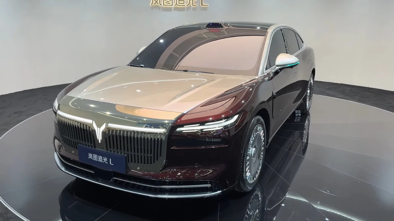 Voyah Passion L Driekwart Vooraanzicht met 5,1-Meter Proporties