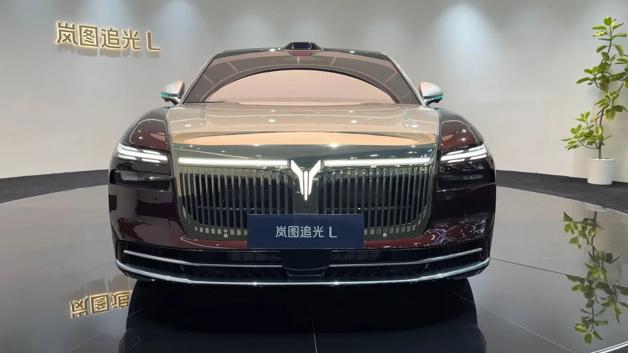 Voyah Passion L Vooraanzicht met 34 Verticale Chromen Strips