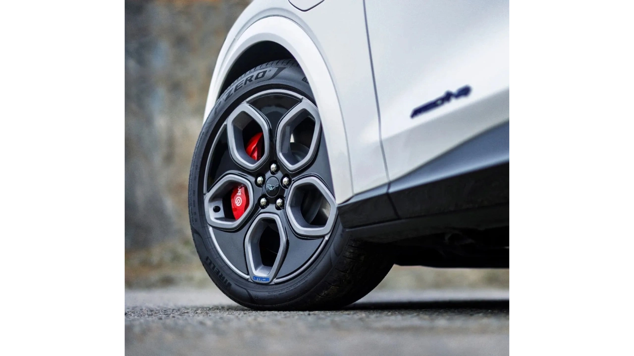 20-Inch Verkoolde Grijze Wielen met Rode Brembo Remklauwen - Close-Up