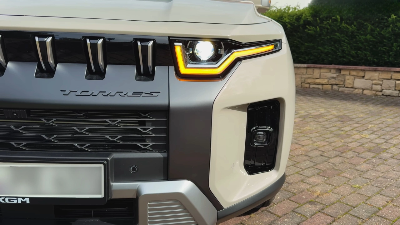 2025 KGM Torres Hybrid - Kenmerkende LED-Koplamp Ontwerp Detail