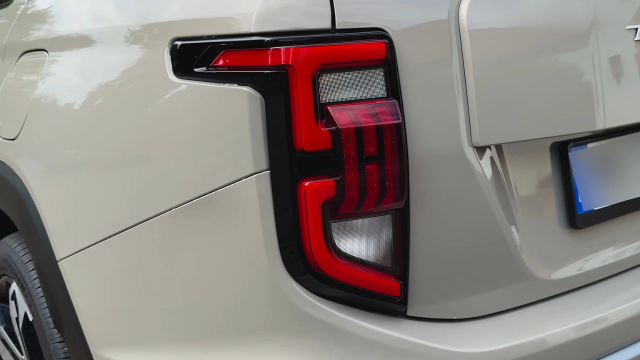 2025 KGM Torres Hybrid - Verticaal LED-Achterlicht Ontwerp Detail