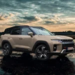 2025 KGM Torres Hybrid - Zijaanzicht in Latte Greige met Zwart Dak