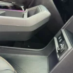 2025 KGM Torres Hybrid zwevende middenconsole opbergruimte