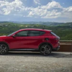 2026 Alfa Romeo Tonale Plug-in Hybrid Opladen in Italiaans Landschap