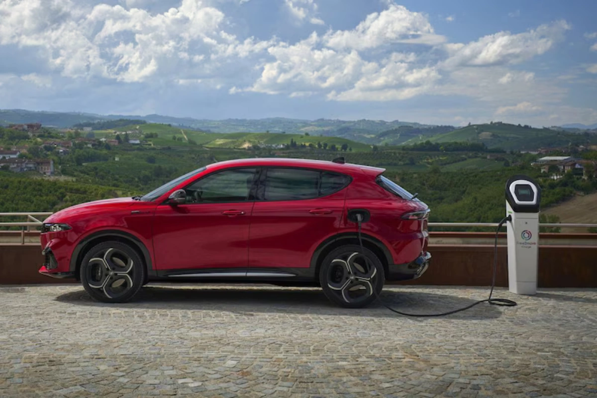 2026 Alfa Romeo Tonale Plug-in Hybrid Opladen in Italiaans Landschap