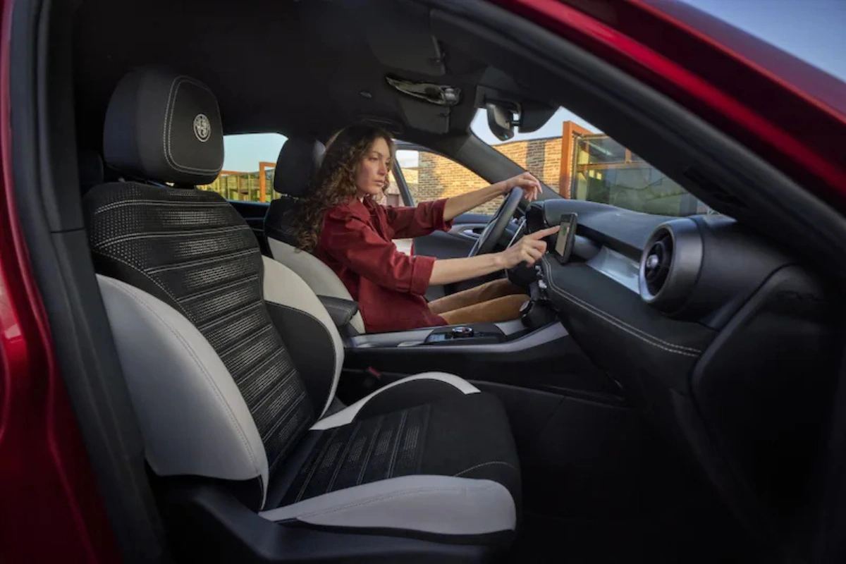 2026 Alfa Romeo Tonale Sportstoelen met Zwart-Witte Alcantara