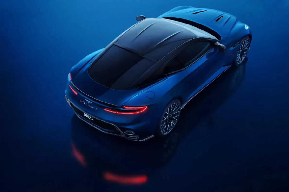 2026 Aston Martin DB12 S achterkant driekwart aanzicht
