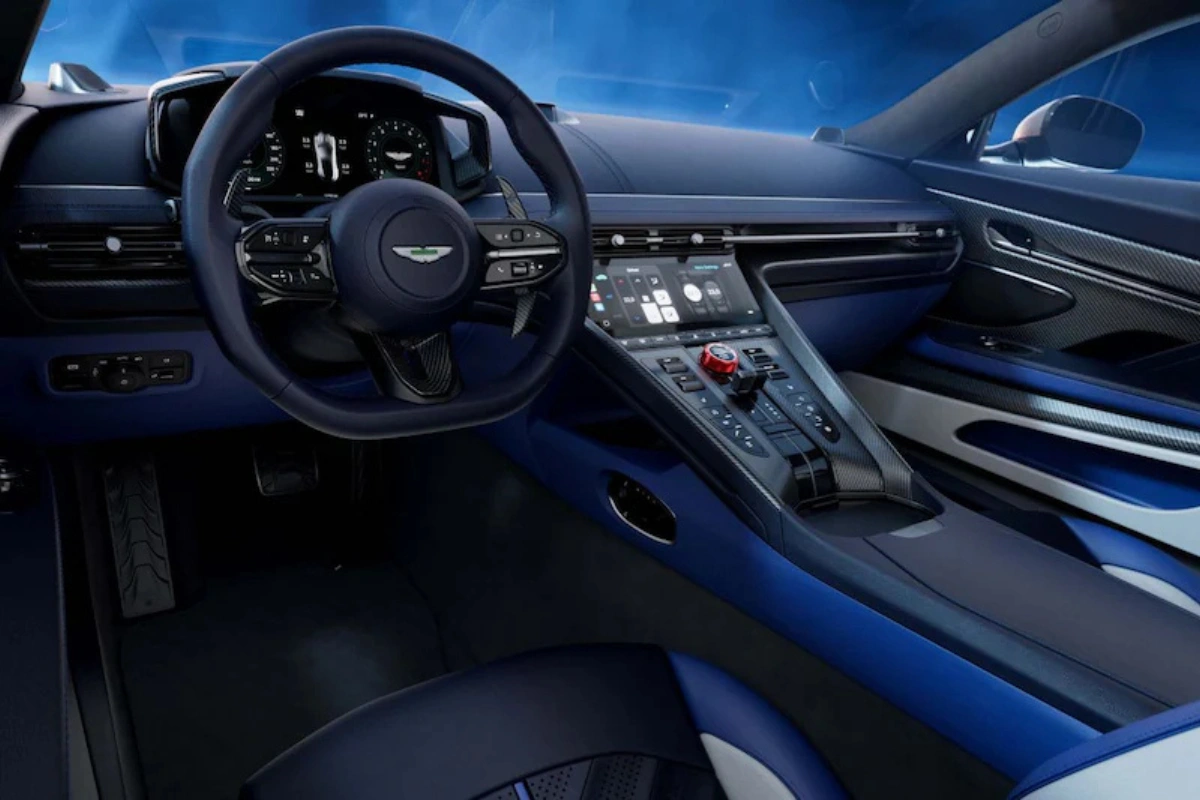 2026 Aston Martin DB12 S bestuurderscockpit
