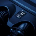 2026 Aston Martin DB12 S handgebouwde motor badge