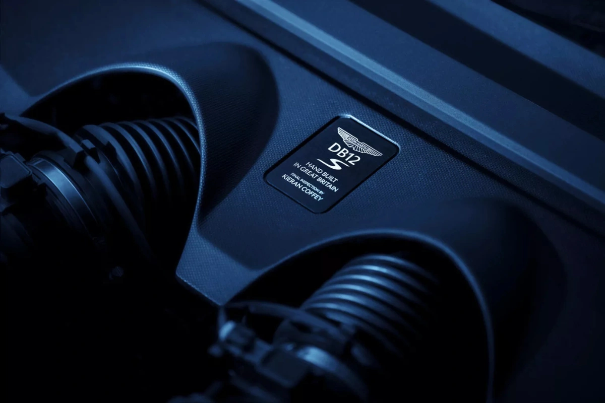 2026 Aston Martin DB12 S handgebouwde motor badge