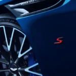 2026 Aston Martin DB12 S prestatie-badge detail