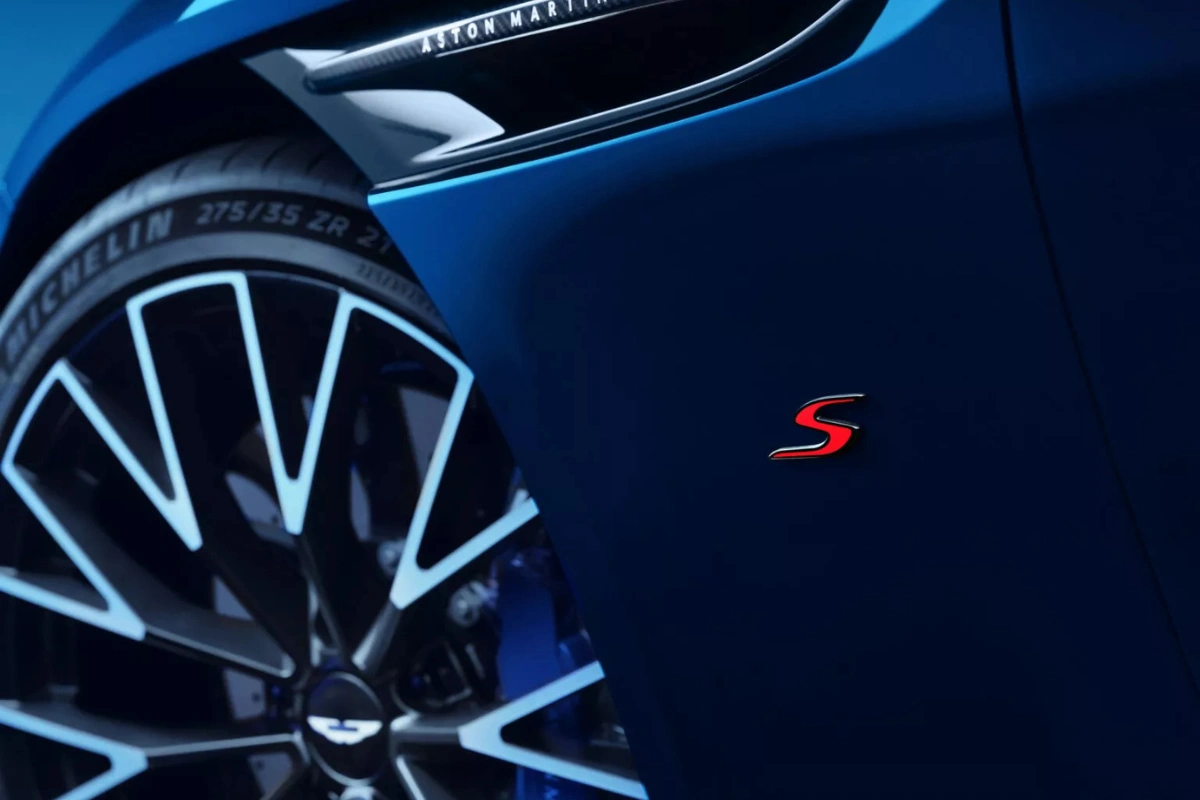 2026 Aston Martin DB12 S prestatie-badge detail