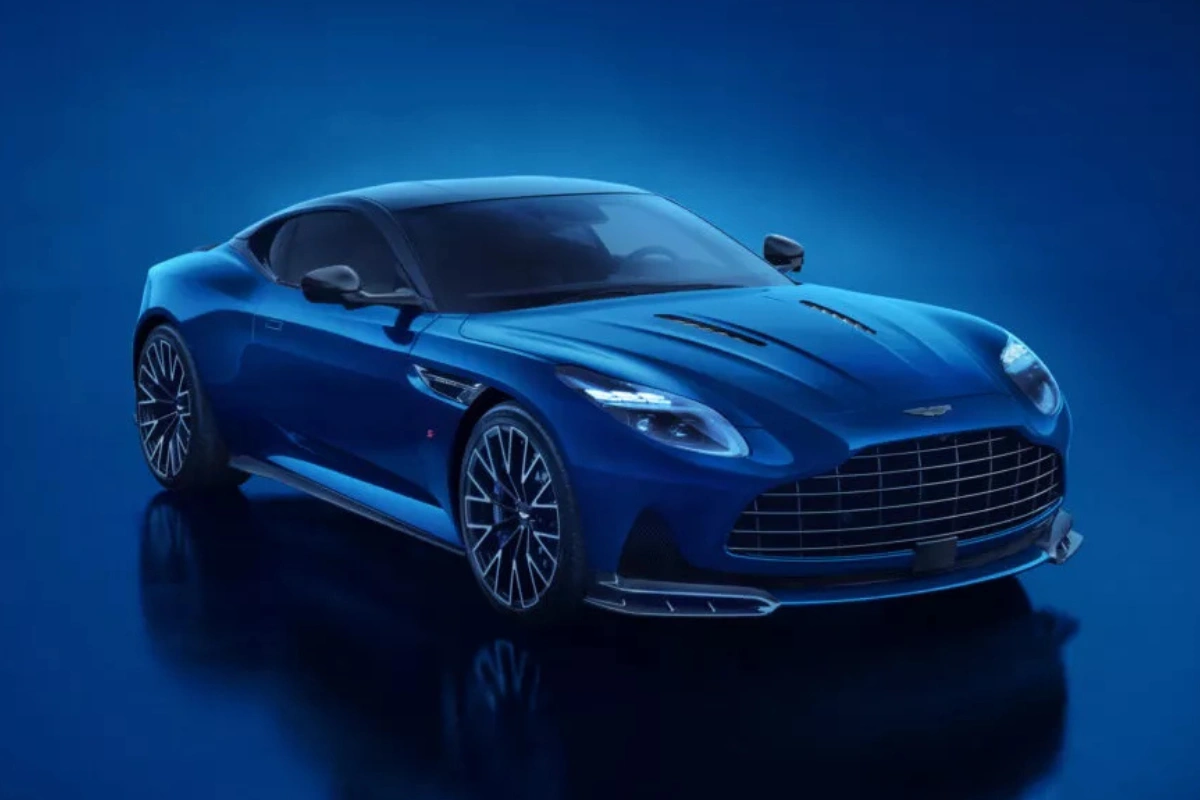 2026 Aston Martin DB12 S studio vooraanzicht