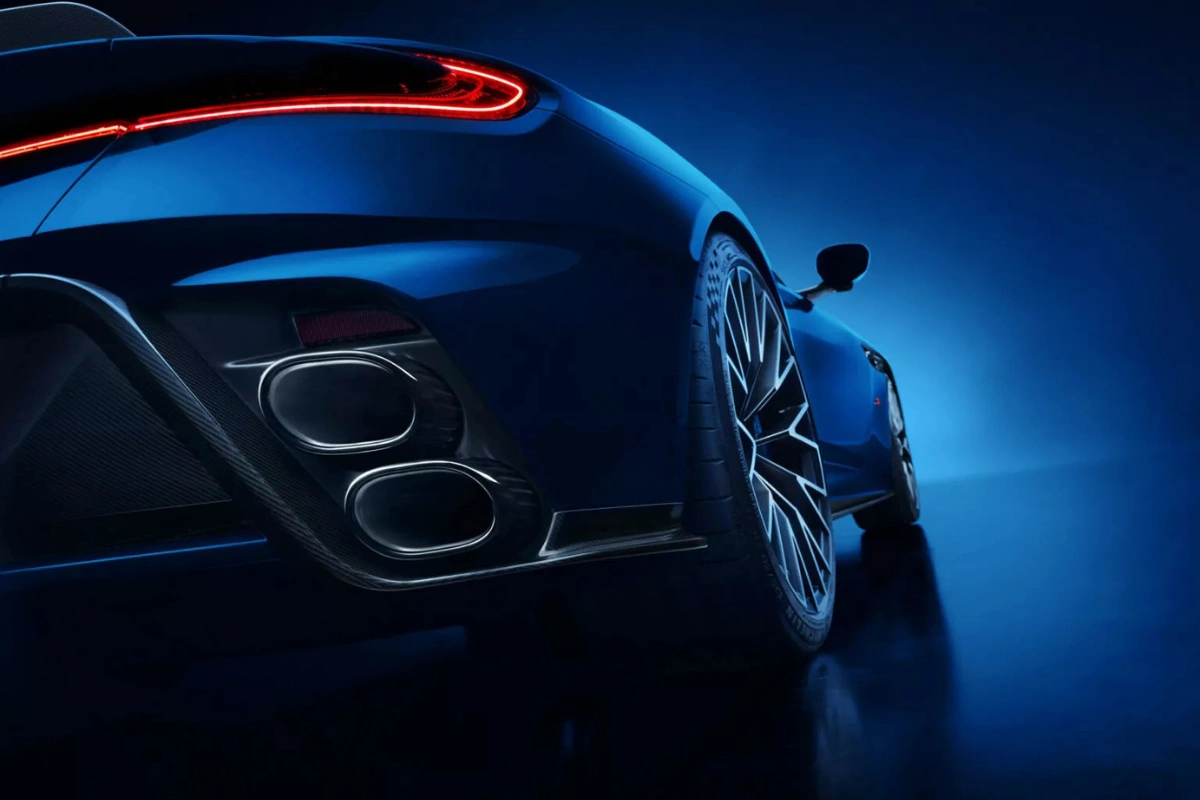 2026 Aston Martin DB12 S viervoudige uitlaatsysteem detail