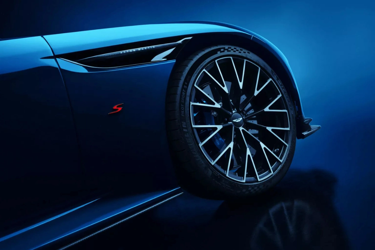 2026 Aston Martin DB12 S zij-badge en wieldetail