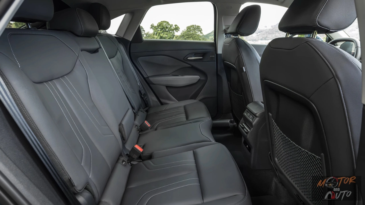 2026 Audi Q3 achterpassagiersstoelen met zwarte lederen bank met diamantpatroon stiksels, middelste armsteun met bekerhouders, voldoende beenruimte en hoofdruimte, achterklimaat roosters en deuropbergruimte zakken