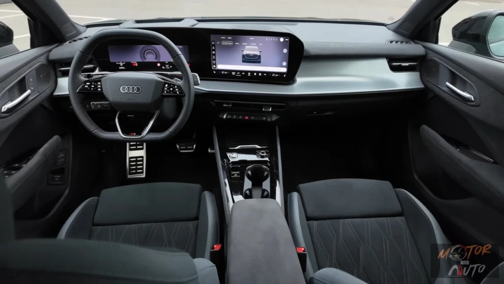 Panoramisch breedhoekzicht van 2026 Audi Q3 interieur dashboard met gebogen dual-screen display, zwart sportstuurwiel met stuurpaddels, middenconsole opbergruimte en modern interieurontwerp met zacht-touch materialen