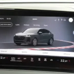 2026 Audi Q3 centraal touchscreen display met Audi Drive Select menu met voertuigafbeelding, rijmodus schuifregelaar met balanced/dynamic/comfort/efficiency opties, klimaatregeling ingesteld op 22°C en bovenste menubalk met connectiviteitspictogrammen