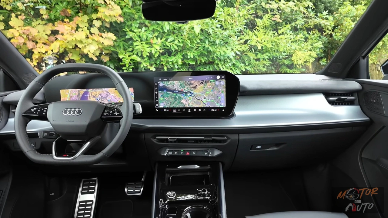 Breedhoek interieurzicht van 2026 Audi Q3 cabine met zwarte sportstoelen, gebogen digitaal dashboarddisplay, panoramisch schuifdak, middenconsole met bekerhouders en draadloos opladen, en premium microvezelige afwerkingsdetails