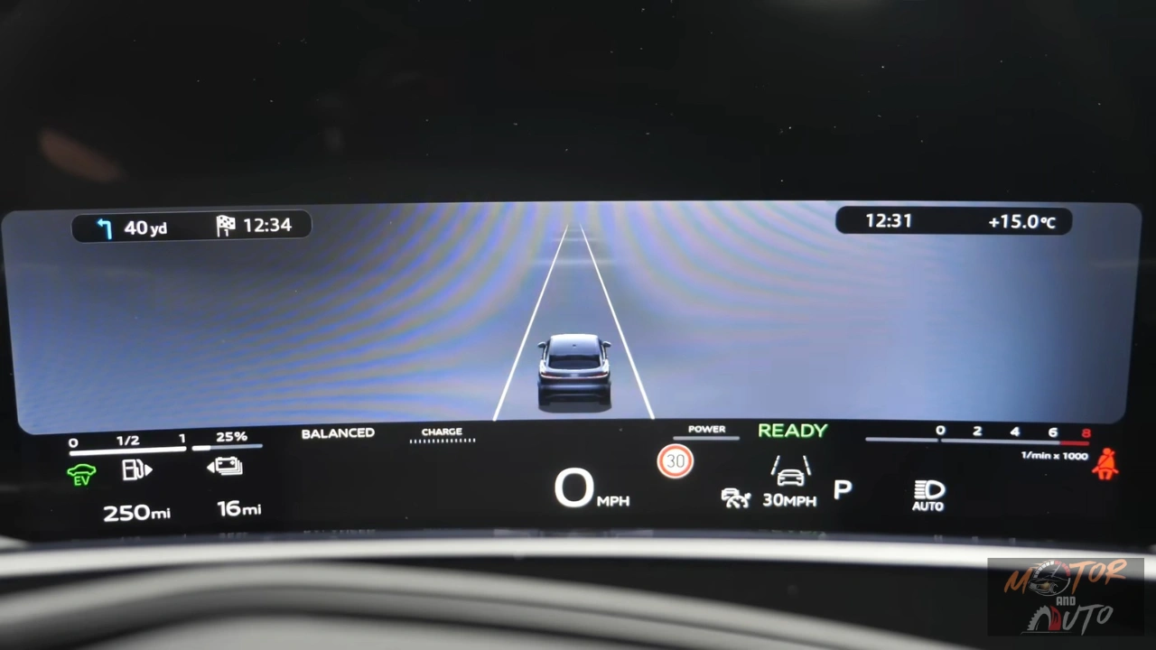 Het 11,9-inch digitale instrumentenpaneel van de 2026 Audi Q3 toont elektrische rijmodus met batterijbereik (250mi EV, 16mi hybride), snelheidsindicator, navigatievoorbeeld en rijassistentie-informatie inclusief adaptieve cruisecontrolstatus.