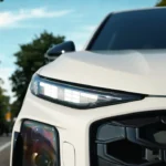 Close-up detail van 2026 Audi Q3 slanke LED-koplamp unit met micro-LED matrix technologie met meerdere LED-segmenten, geïntegreerde richtingaanwijzer en zwarte behuizing tegen wit carrosseriepaneel