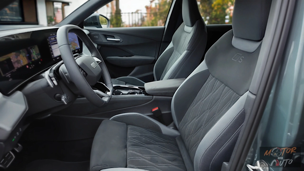 2026 Audi Q3 bestuurders- en passagierssportstoelen in zwart met microvezelige middenpanelen met diamantpatroon stiksels, lederen zijsteunen, geïntegreerde hoofdsteunen en zichtbare stoelaanpassingsbedieningselementen op buitenste zijsteun