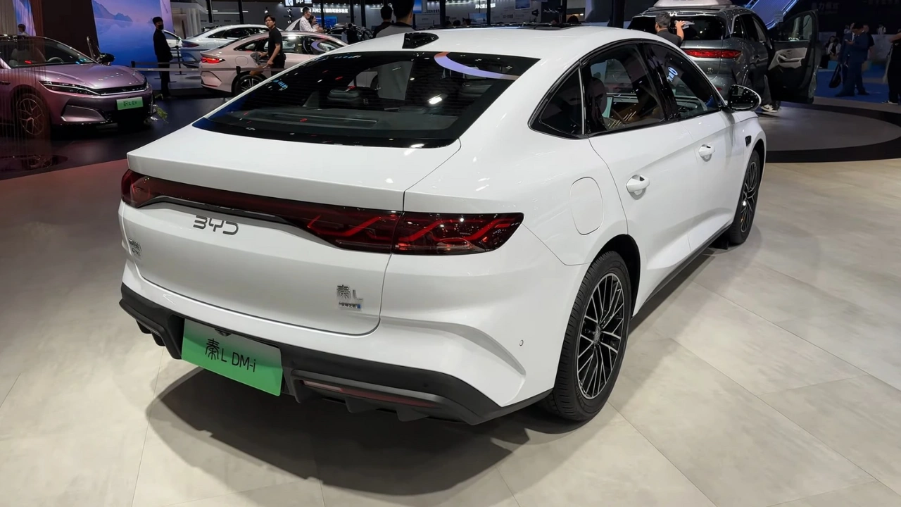 2026 BYD Qin L DM-i Achteraanzicht - Fastback Ontwerp met LED-Achterlichten