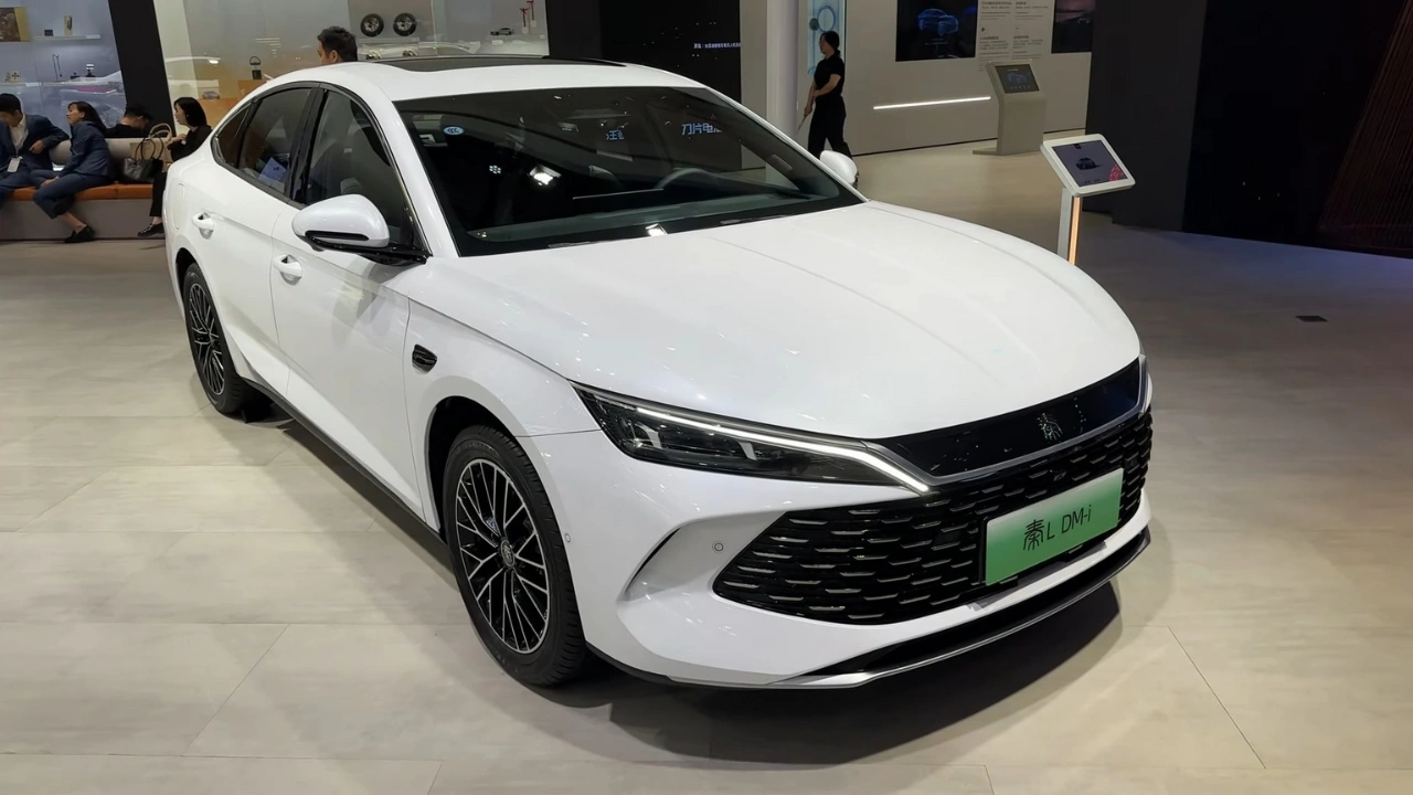2026 BYD Qin L DM-i Driekwart Aanzicht - Elegant Sedan Ontwerp