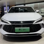 2026 BYD Qin L DM-i Vooraanzicht - Dragon Face Design in Wit