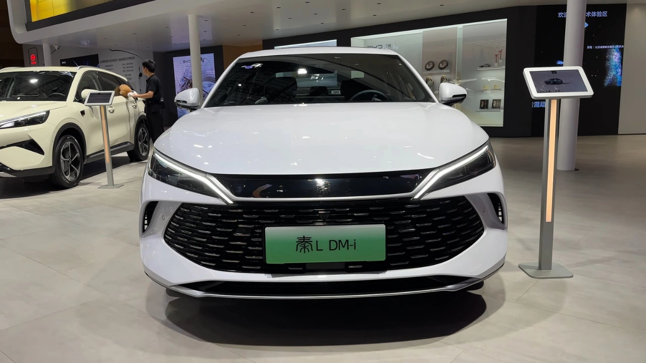 2026 BYD Qin L DM-i Vooraanzicht - Dragon Face Design in Wit