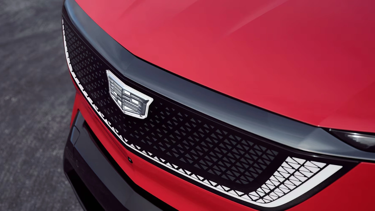 2026 Cadillac Optiq Black Crystal Grille en embleem detail