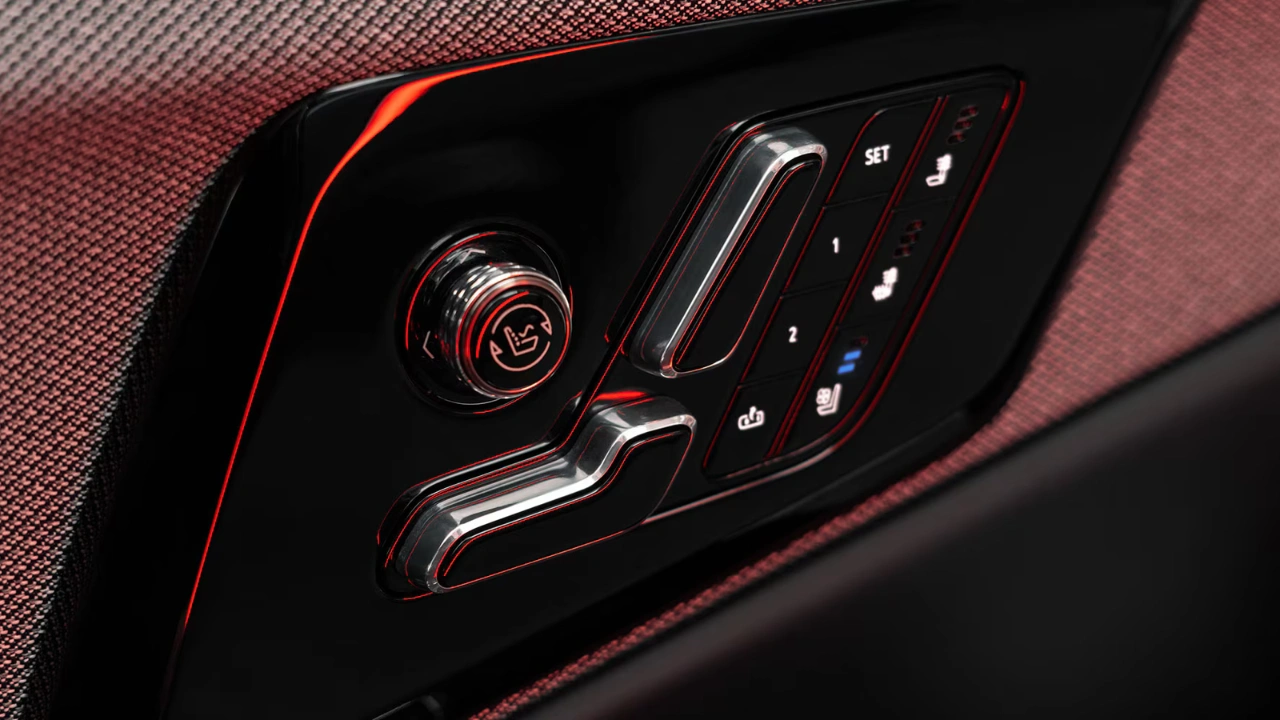 2026 Cadillac Optiq Premium stoelbedieningsdetails