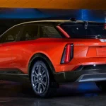 2026 Cadillac Optiq achterontwerp met verticale LED-achterlichten