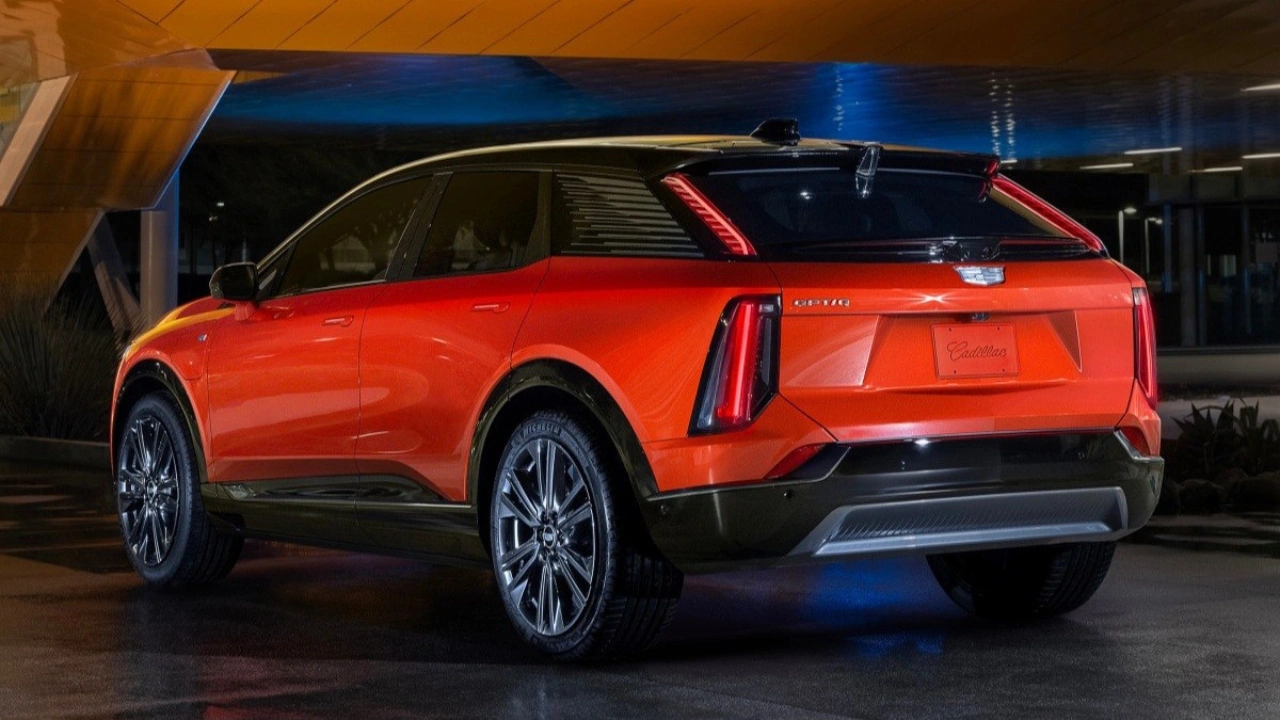 2026 Cadillac Optiq achterontwerp met verticale LED-achterlichten