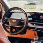 2026 Cadillac Optiq interieur met 33-inch LED-display