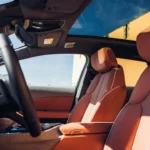 2026 Cadillac Optiq premium interieur met panoramisch dak