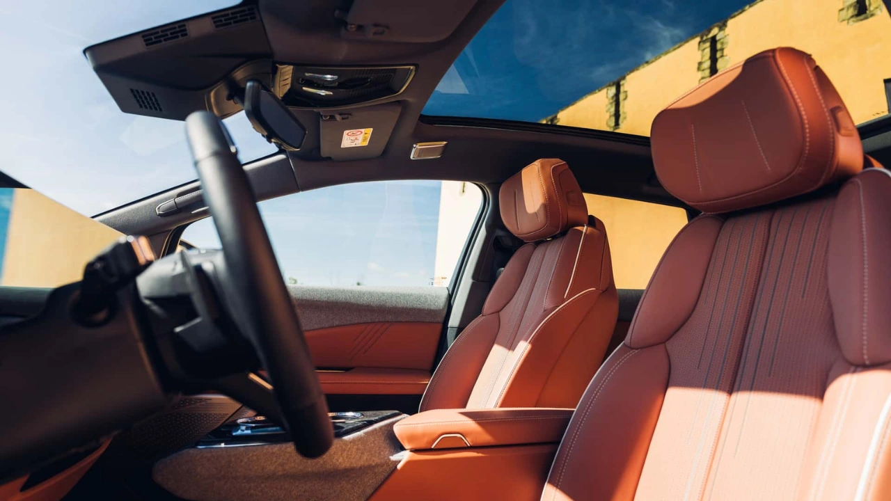 2026 Cadillac Optiq premium interieur met panoramisch dak