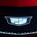 2026 Cadillac Optiq verlicht Cadillac-embleem 's nachts