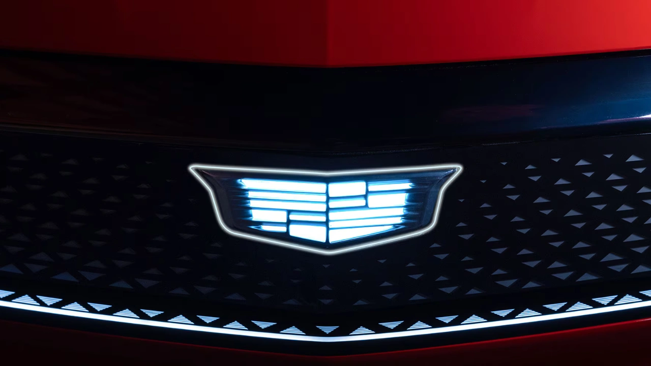2026 Cadillac Optiq verlicht Cadillac-embleem 's nachts