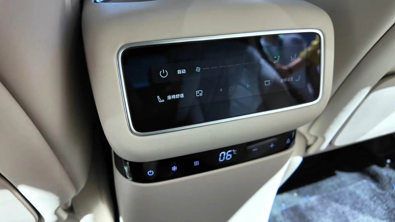 2026 Chery Fulwin T11 EREV Achter Drie-Zone Klimaat Controle Touchscreen