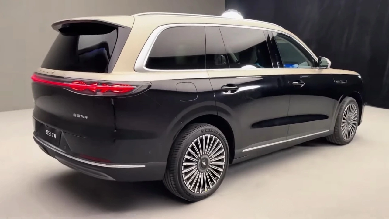 2026 Chery Fulwin T11 EREV Achterkant Driekwart Aanzicht met Volle-Breedte Lichtbalk