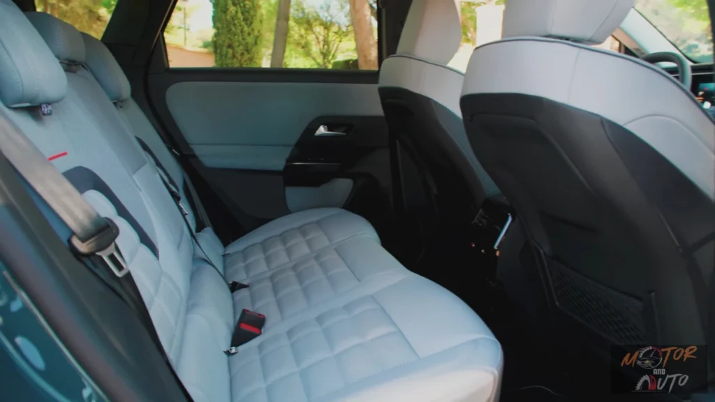 Achterbank gebied van 2026 Citroën C5 Aircross met ruime beenruimte, lichtgrijze gequilte bekleding, zwarte afwerking, en voorstoelrug met opbergvak