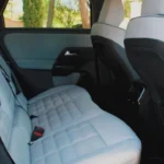 Achterbank gebied van 2026 Citroën C5 Aircross met ruime beenruimte, lichtgrijze gequilte bekleding, zwarte afwerking, en voorstoelrug met opbergvak