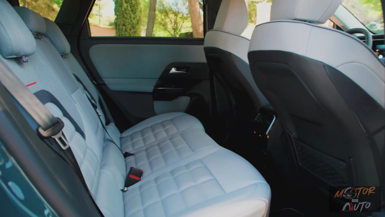 Achterbank gebied van 2026 Citroën C5 Aircross met ruime beenruimte, lichtgrijze gequilte bekleding, zwarte afwerking, en voorstoelrug met opbergvak