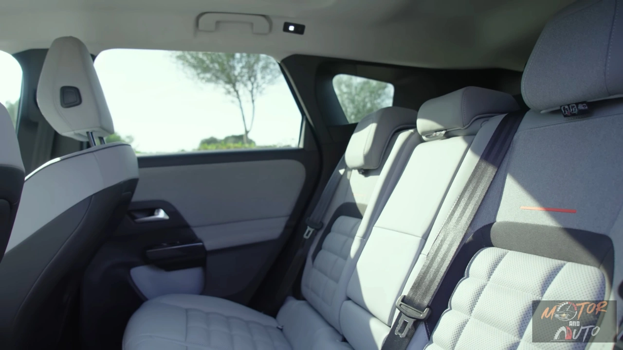 Achtercabine weergave van 2026 Citroën C5 Aircross met lichtgrijze bankzit, panoramisch glazen schuifdak, ruim interieur, en zijraam vanuit binnenkant voertuig