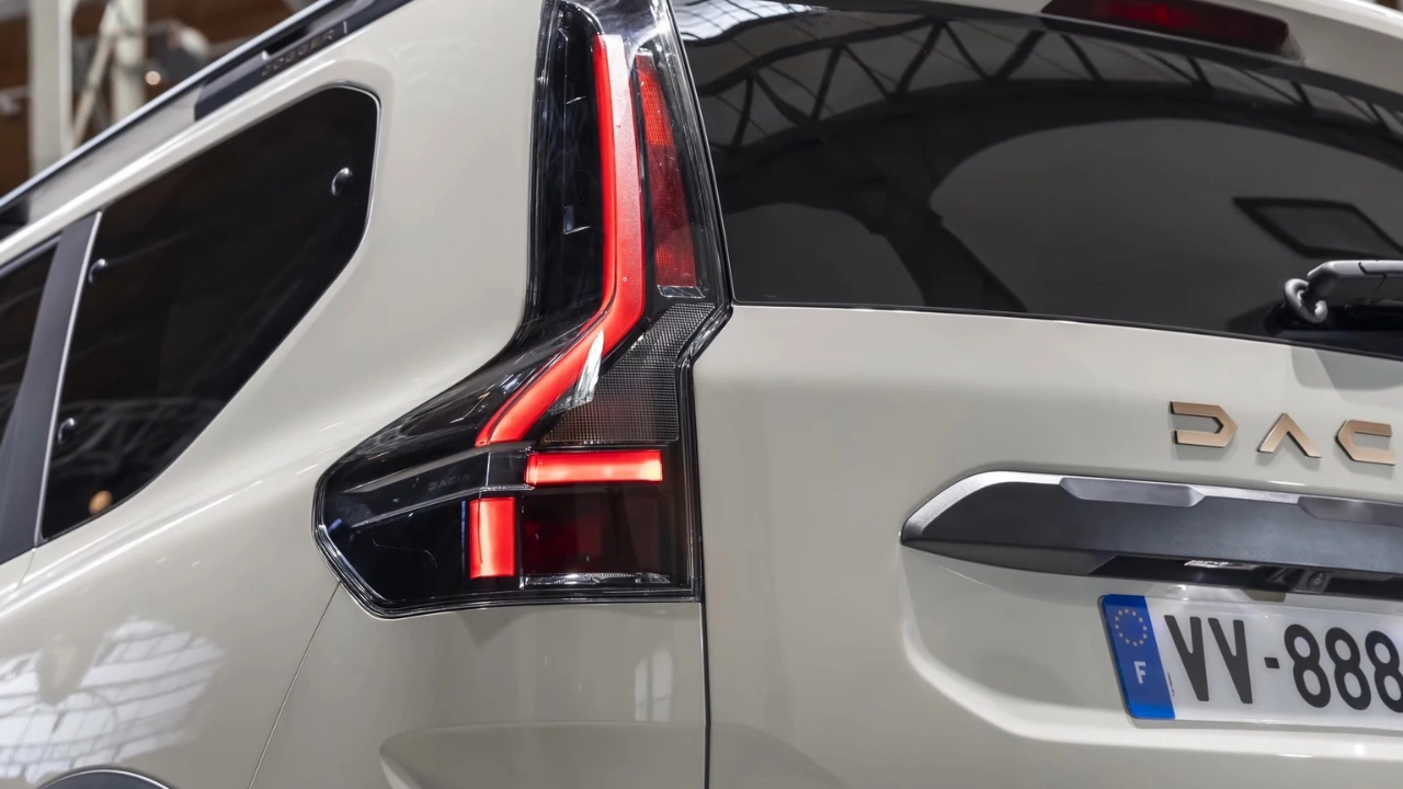 2026 Dacia Jogger Achterlicht Close-Up - Kenmerkend T-Vormig LED-Ontwerp