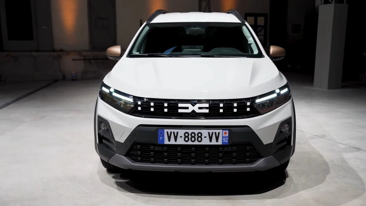 2026 Dacia Jogger Direct Vooraanzicht - Bijgewerkte Pixelgrille en LED-Verlichting