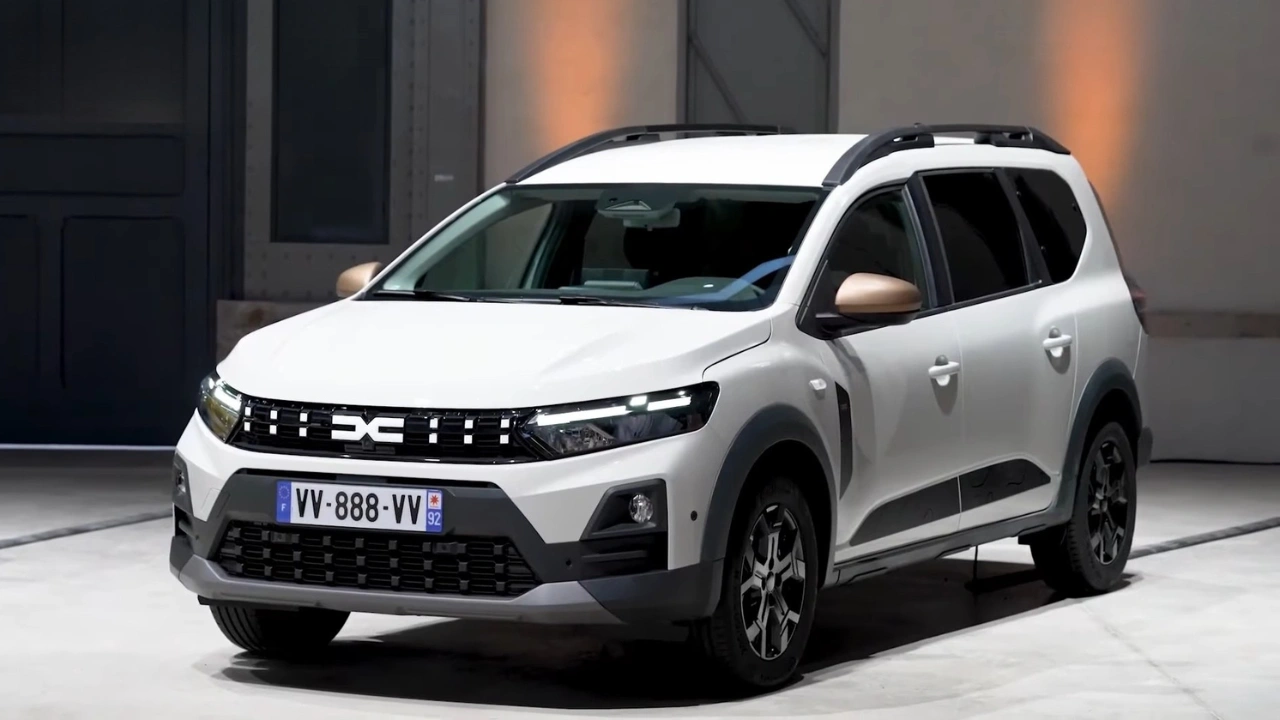 2026 Dacia Jogger Driekwart Voor - Praktisch Familie-MPV-Ontwerp