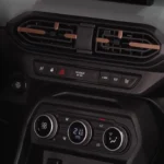 2026 Dacia Jogger Interieur Details - T-Vormige Roosters met Koperaccenten