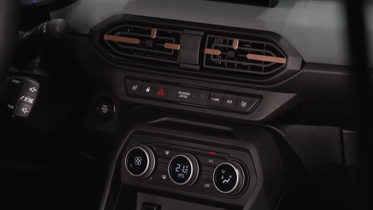 2026 Dacia Jogger Interieur Details - T-Vormige Roosters met Koperaccenten